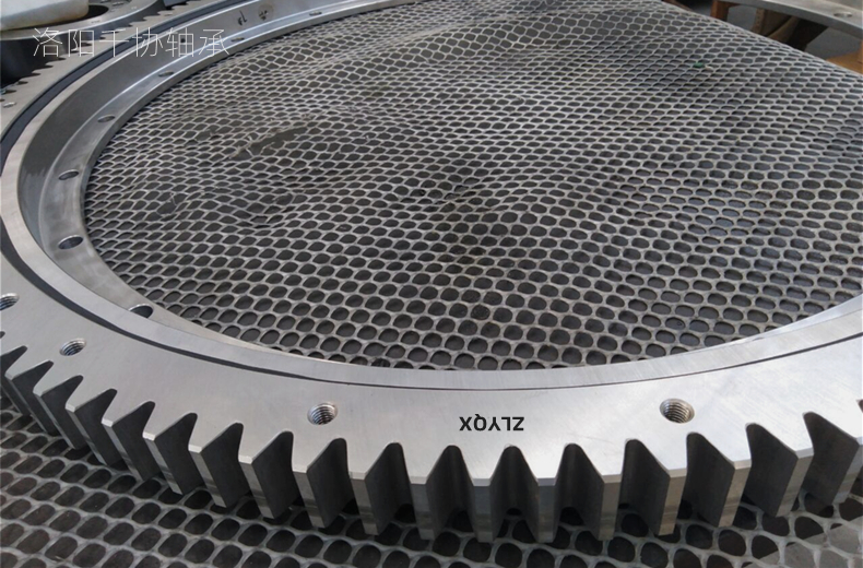 [ZLYQX]什么原因?qū)е禄剞D(zhuǎn)支承在塔吊上發(fā)出響動(dòng)，解決方法是什么？